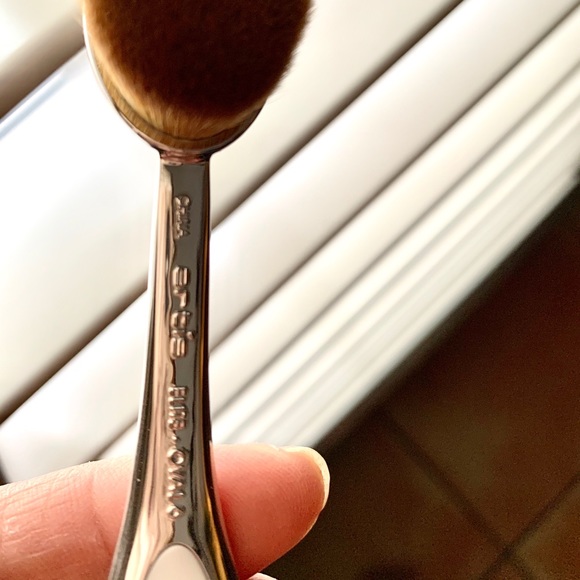 Gently USED Artis 3 piece Makeup Brushes - Picture 7 of 10
